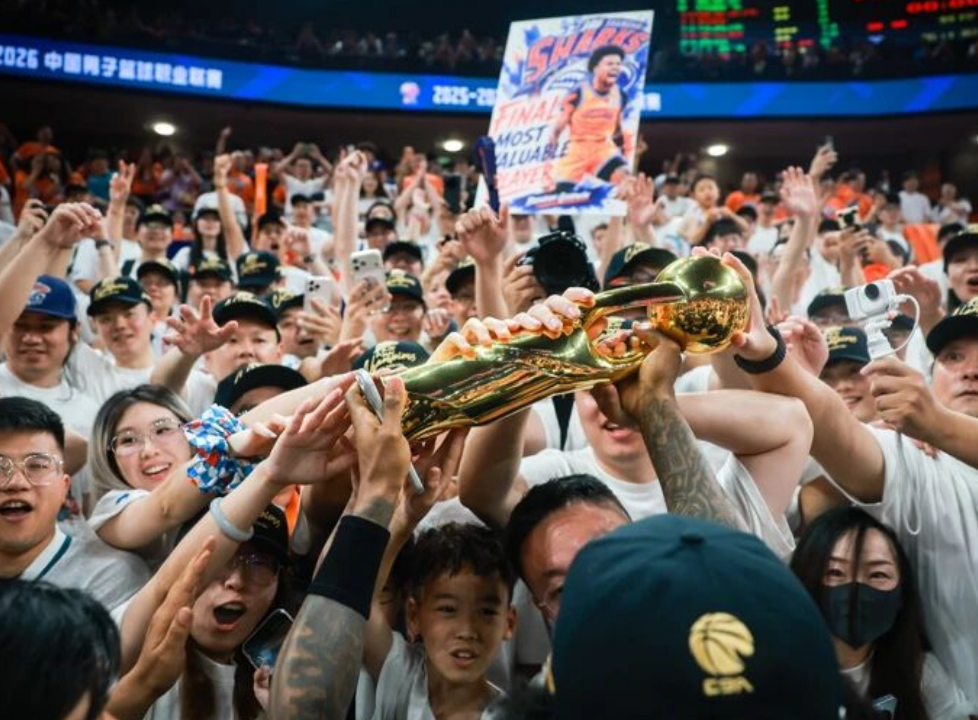 邓超带等等现场见证,尼克斯落后16分大翻盘,布伦森狂砍45分夺冠
