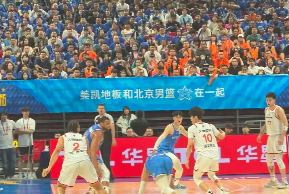 唐斯夸赞文班 尼克斯夺53年首冠