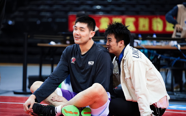 NBA球员齐聚青训营:朗多传授球商,欧文膝伤后首秀状态良好