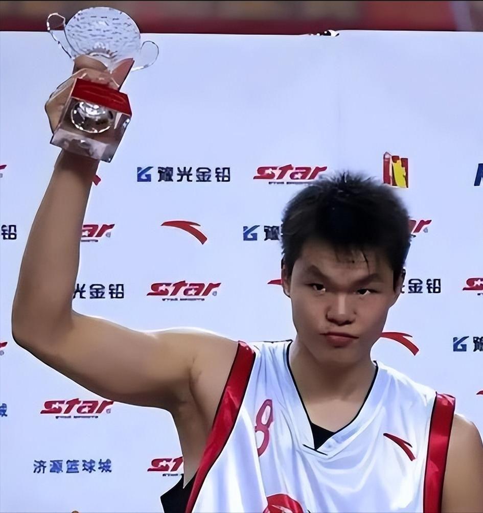 上港与新鹏城比赛没开踢!他就成首位无缘大名单的王牌,原因受伤